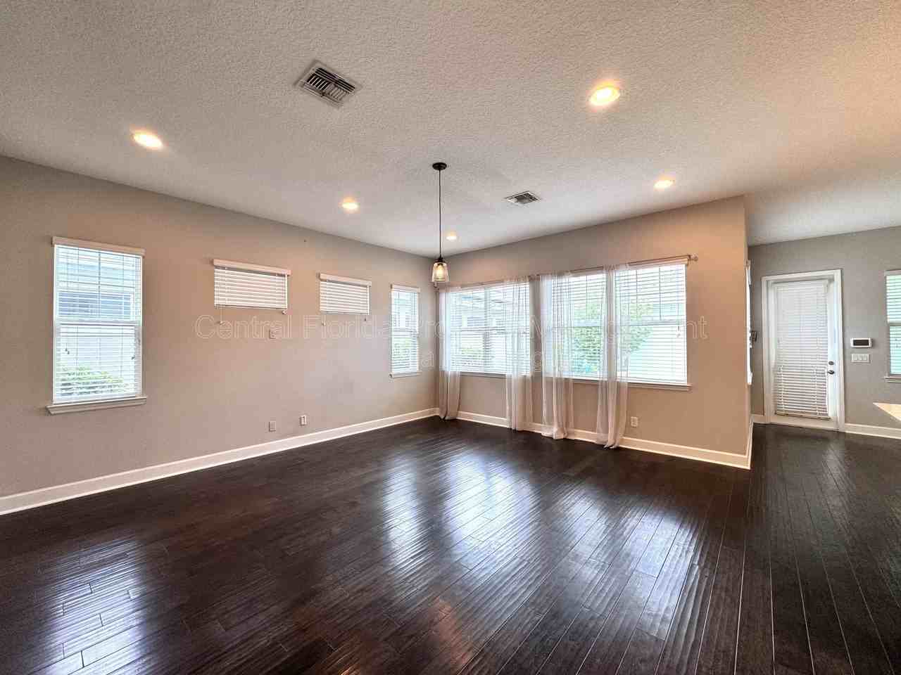 13808 Chauvin Ave - Photo 4 of 33