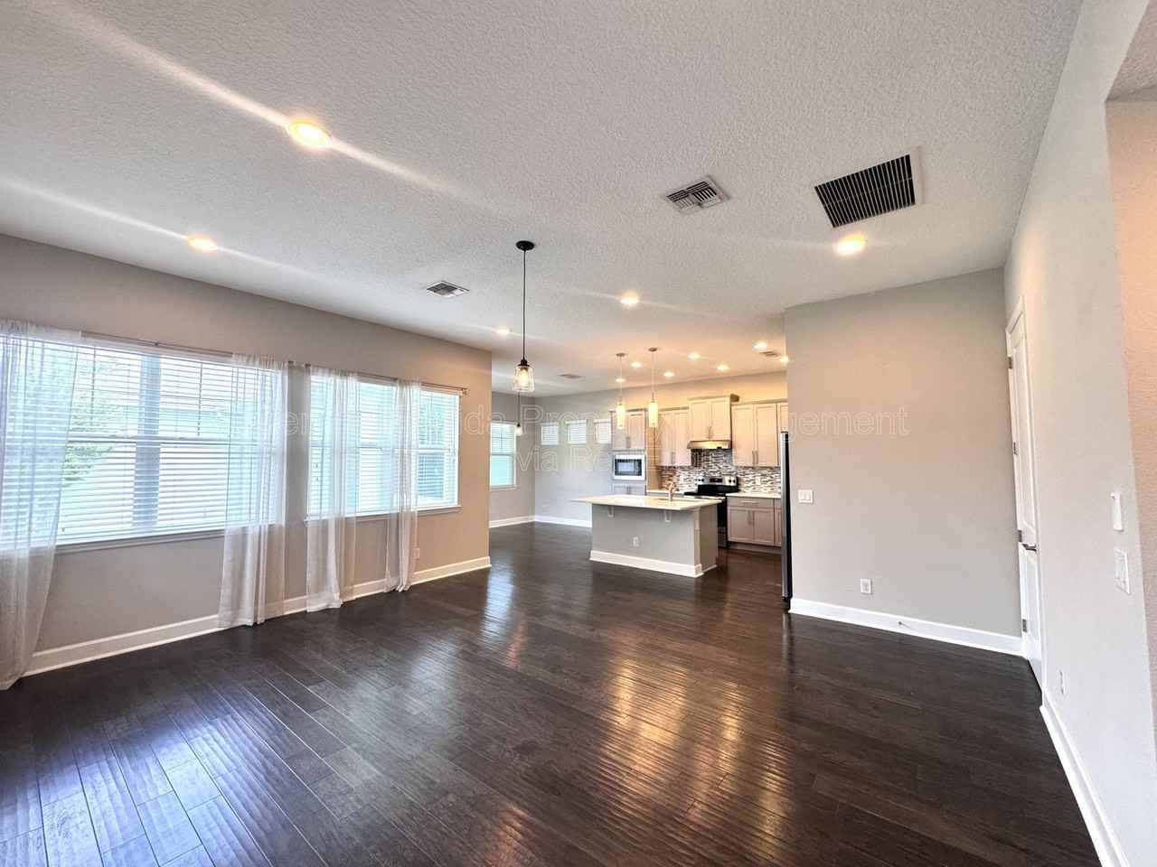 13808 Chauvin Ave - Photo 5 of 33
