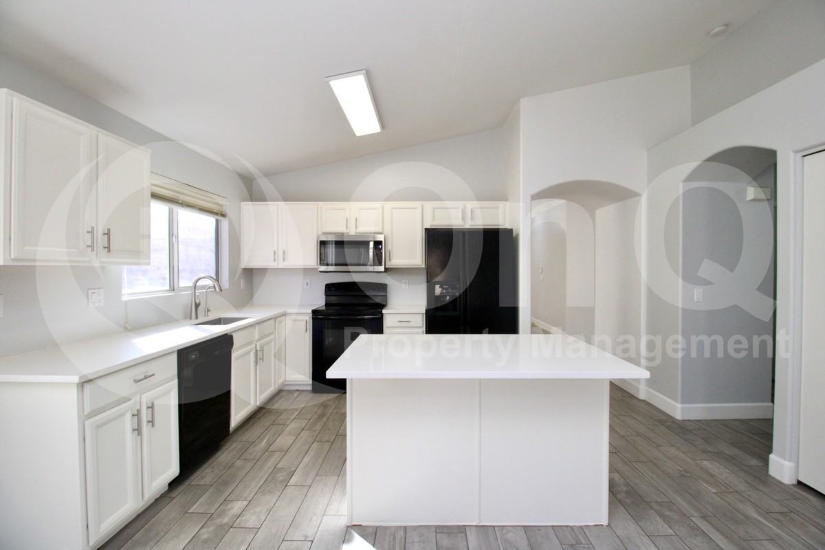 208 W Jasper Dr - Photo 3 of 24
