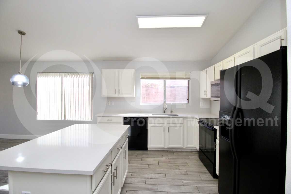 208 W Jasper Dr - Photo 5 of 24
