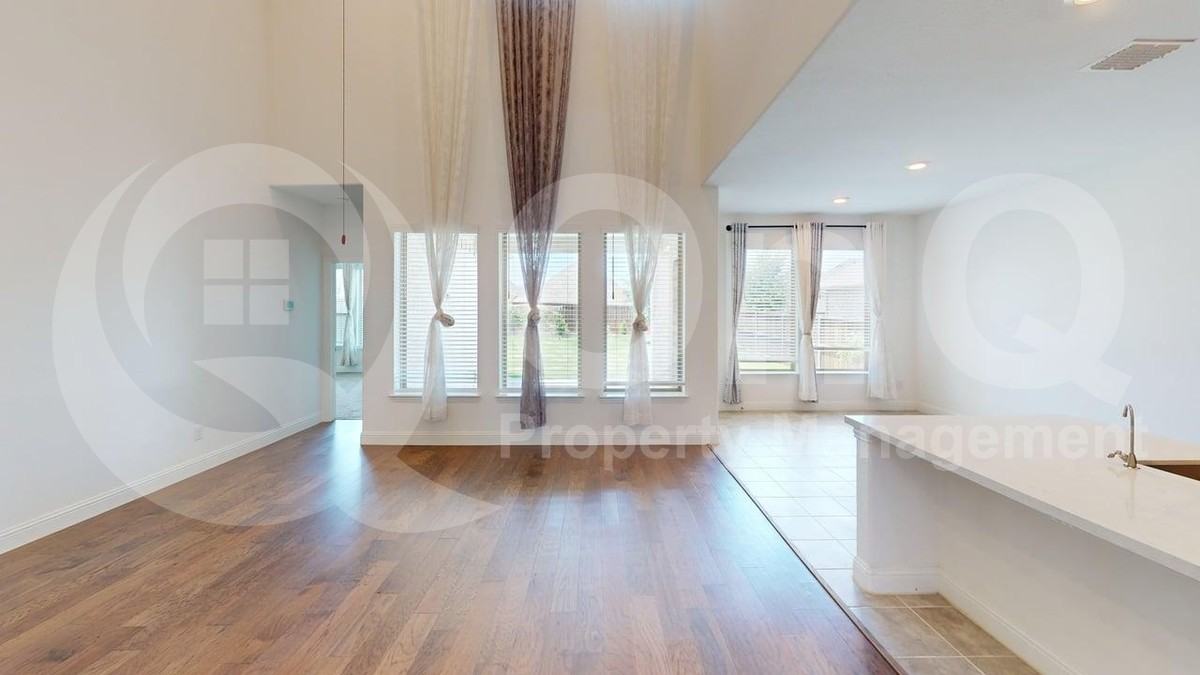 112 Baker St - Photo 3 of 26