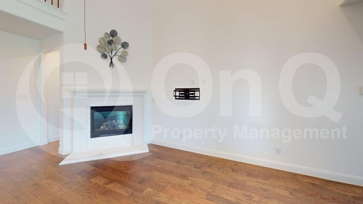 112 Baker St - Photo 4 of 26