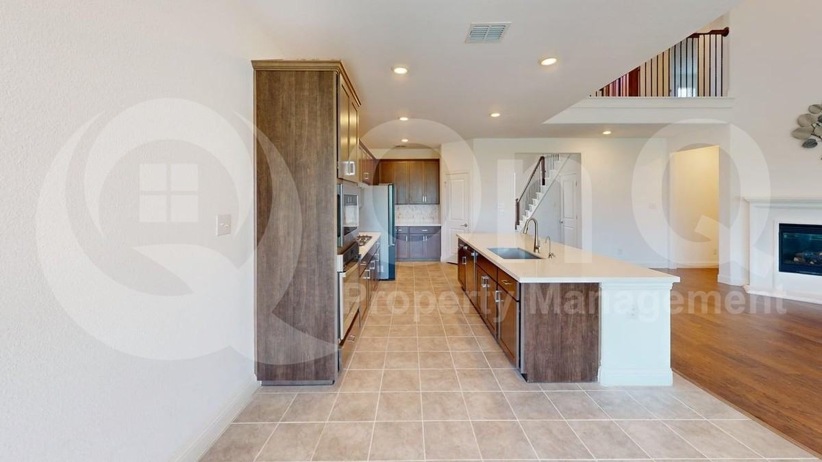 112 Baker St - Photo 5 of 26