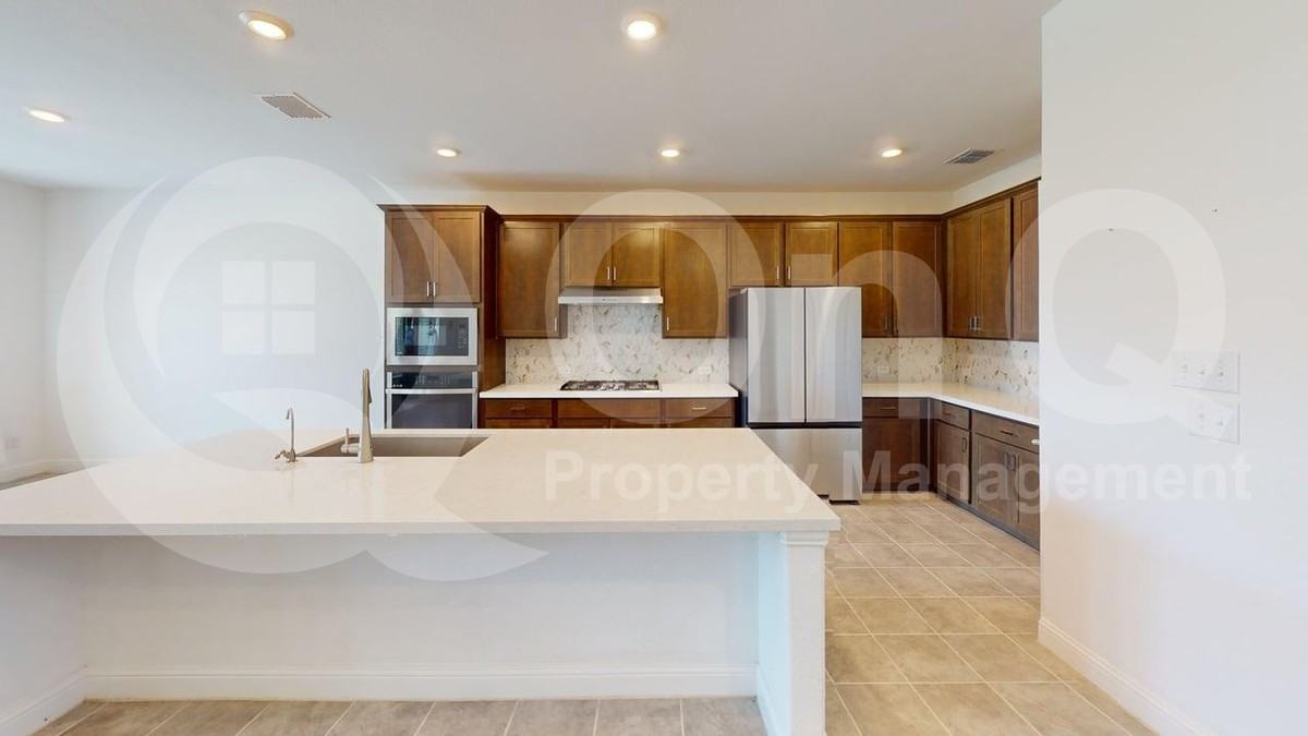 112 Baker St - Photo 6 of 26