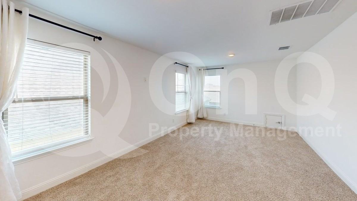 112 Baker St - Photo 7 of 26