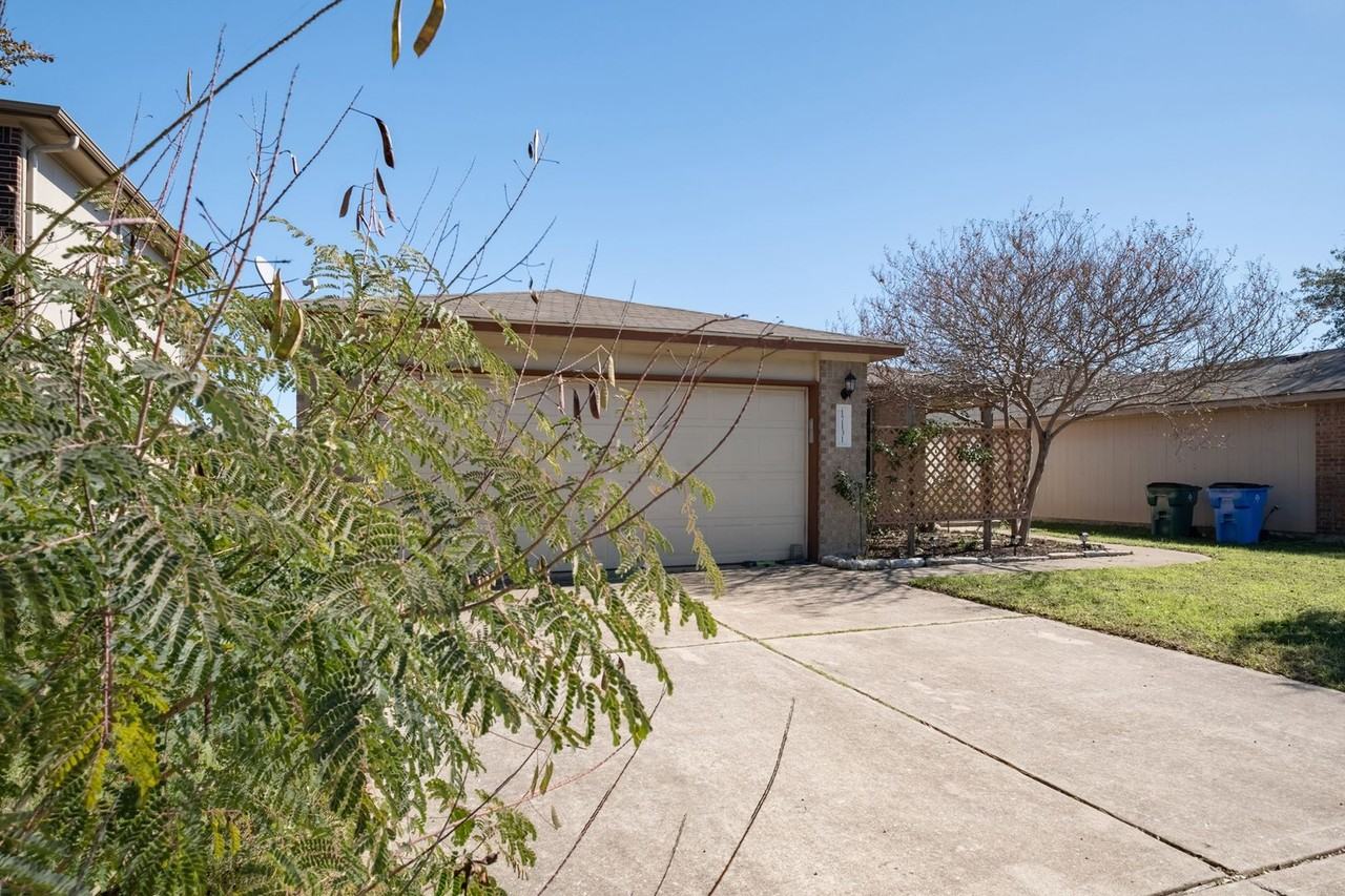 17131 Dashwood Creek Dr - Photo 2 of 22