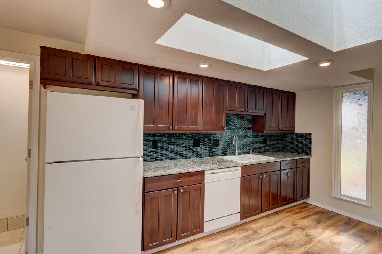 1230 Sw Ingleside Ct - Photo 2 of 28