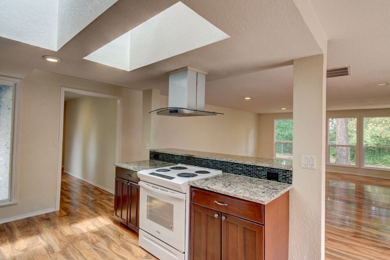 1230 Sw Ingleside Ct - Photo 3 of 28