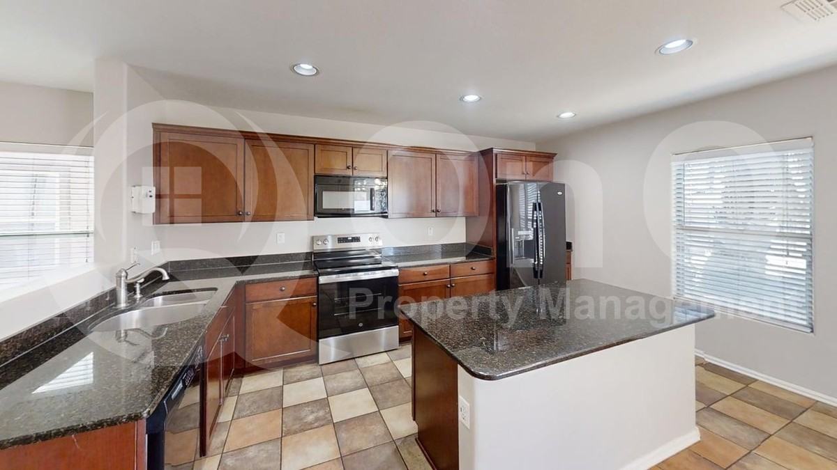 11012 W College Dr - Photo 5 of 18