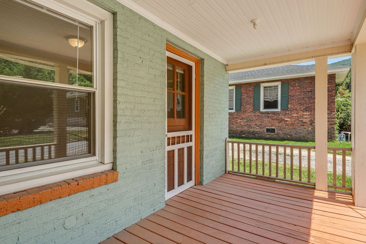 303 Dennis St - Photo 5 of 31
