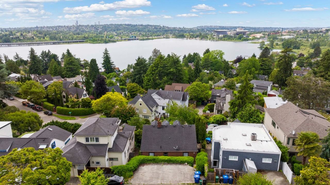 3814 3814 46th Ave NE - Photo 3 of 32