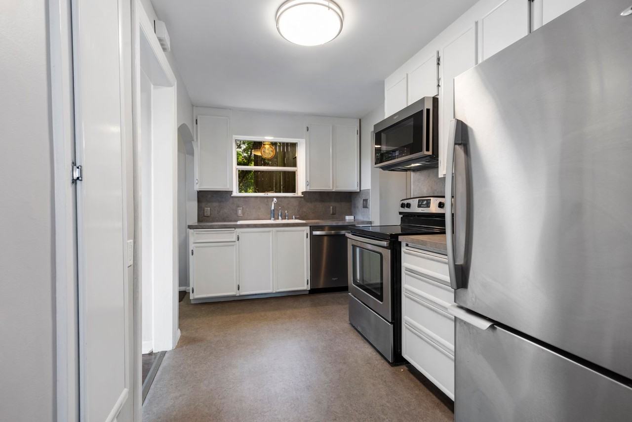 3814 3814 46th Ave NE - Photo 4 of 32