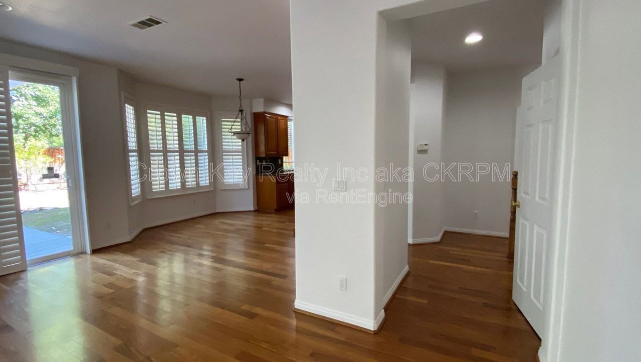 1030 Eastlake Cir - Photo 5 of 39