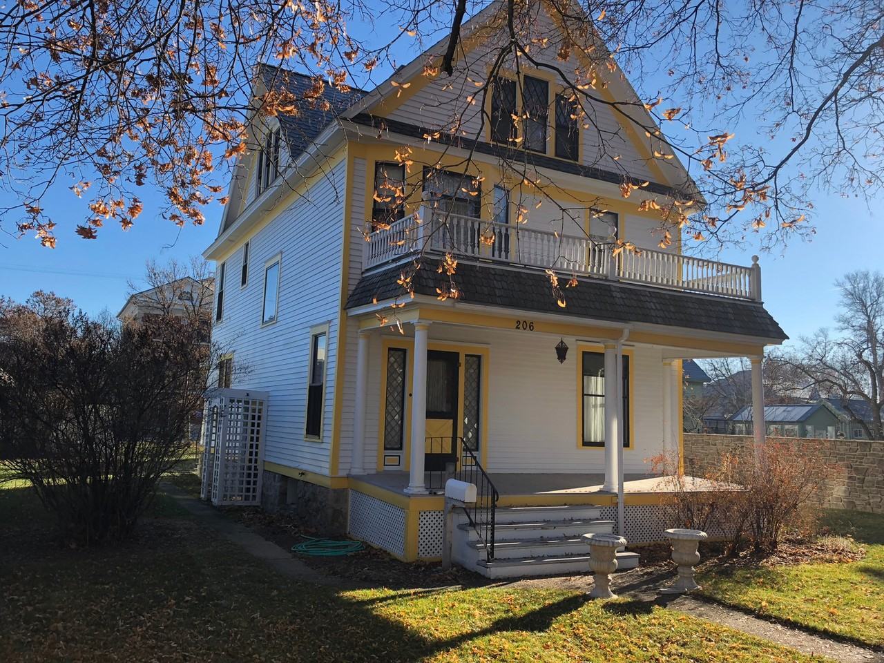206 S 5th St - Photo 3 of 37
