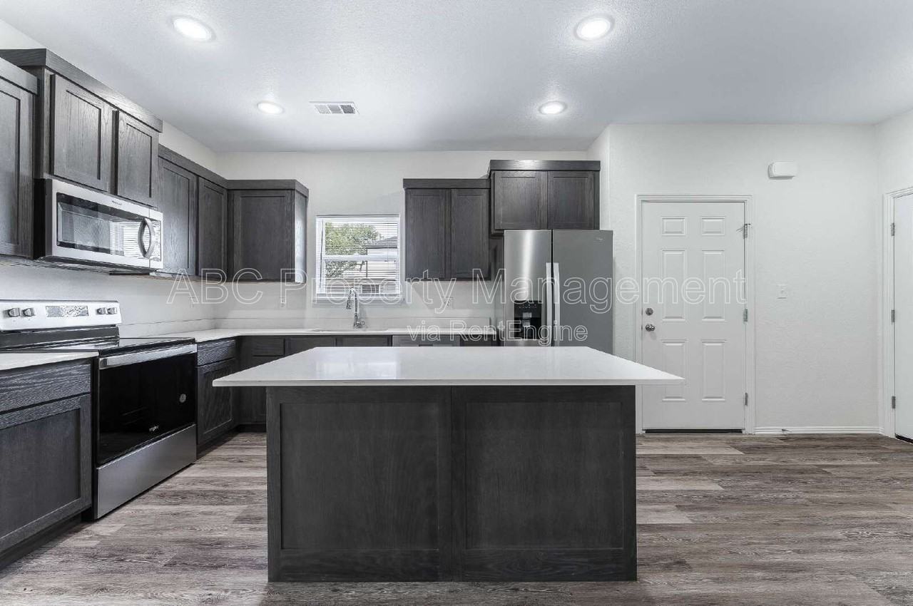 955 S Benchmark Ln #1 - Photo 2 of 24