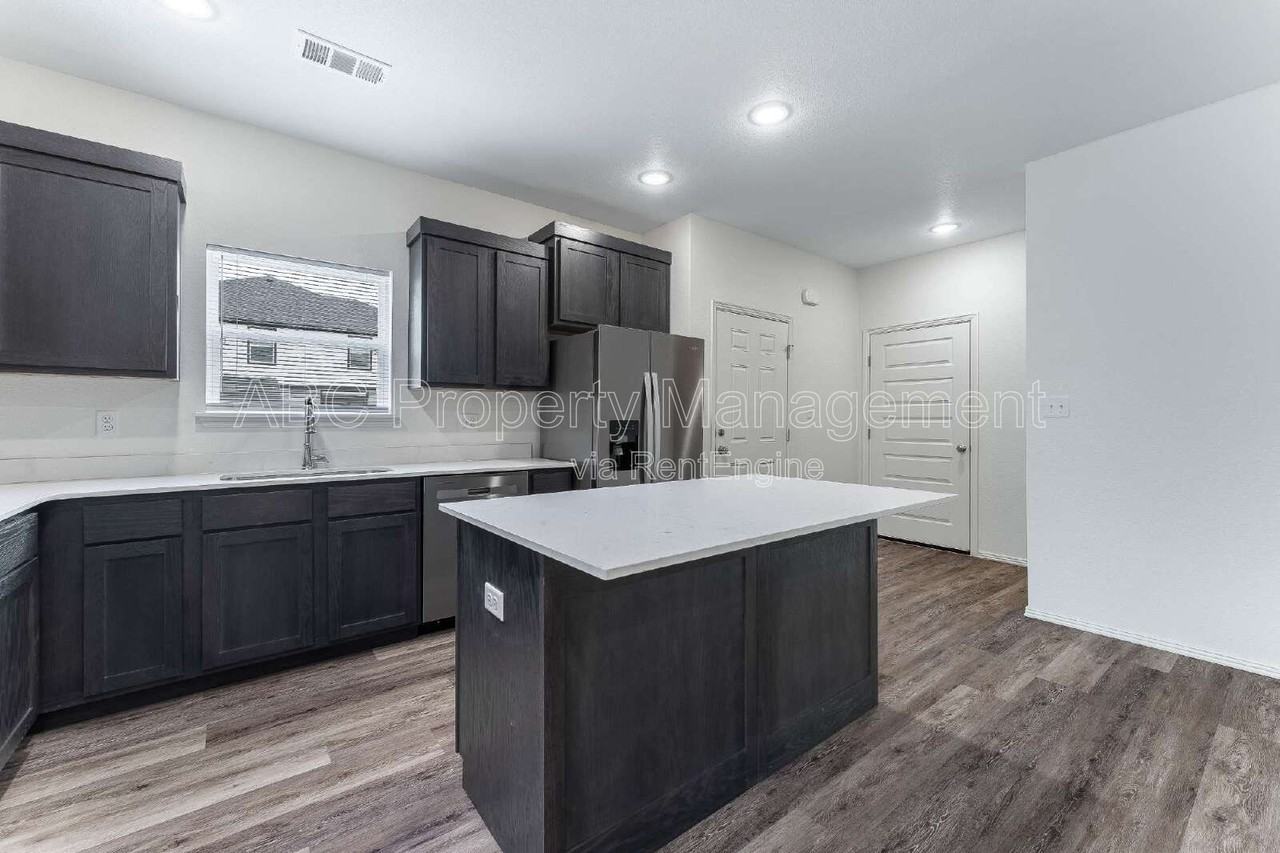 955 S Benchmark Ln #1 - Photo 3 of 24