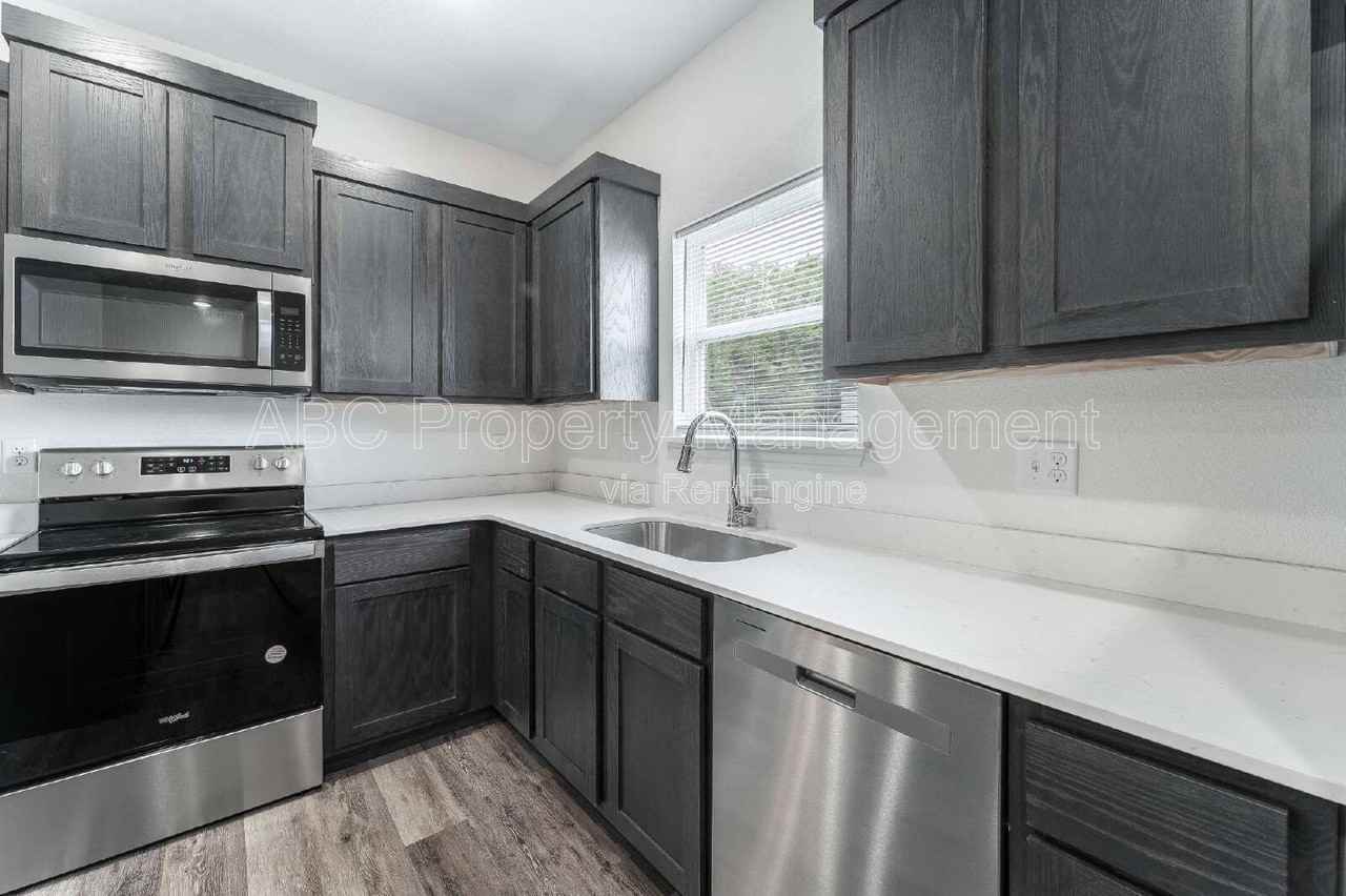 955 S Benchmark Ln #1 - Photo 4 of 24