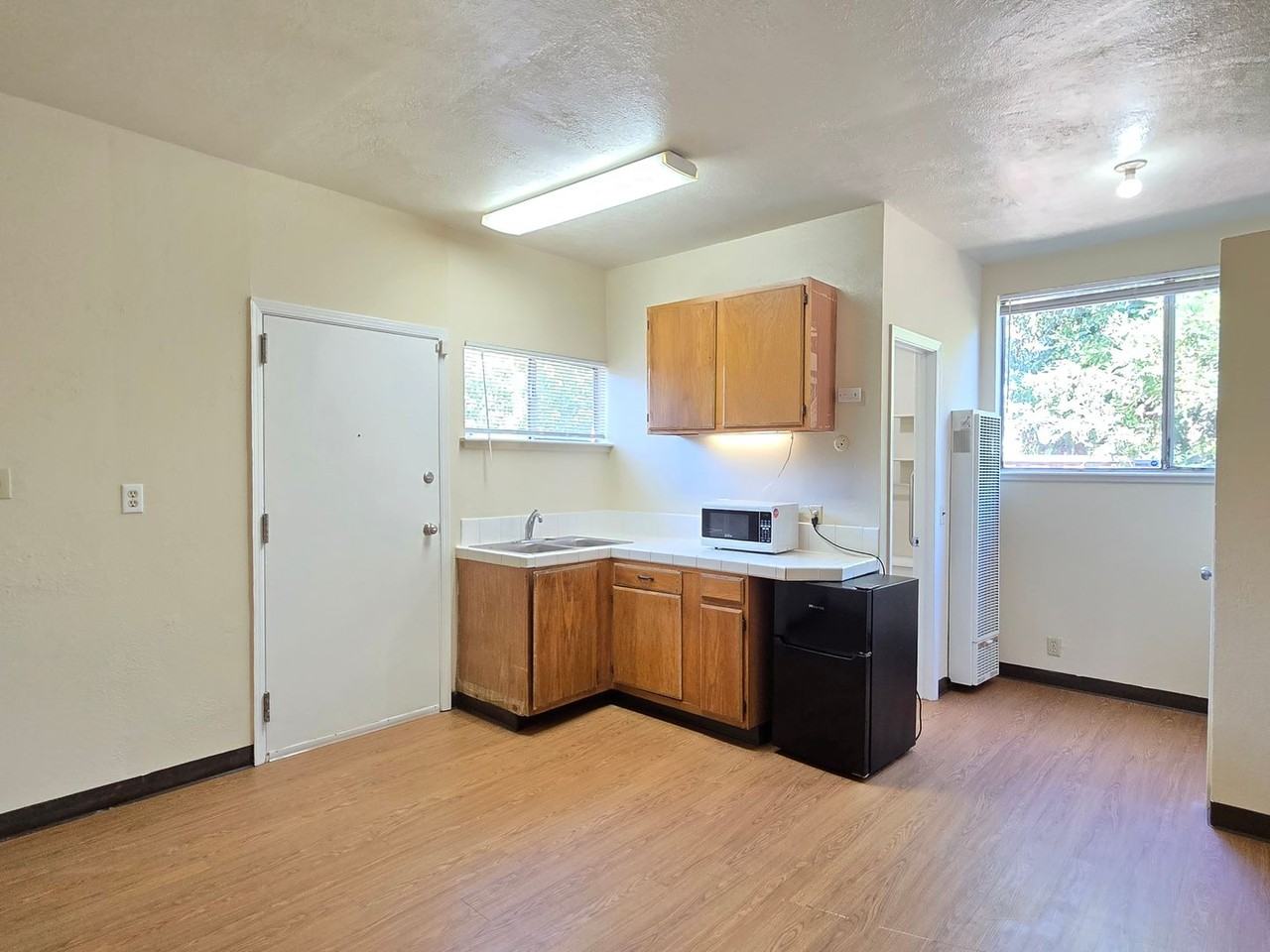 1264 Locust St - Photo 3 of 8
