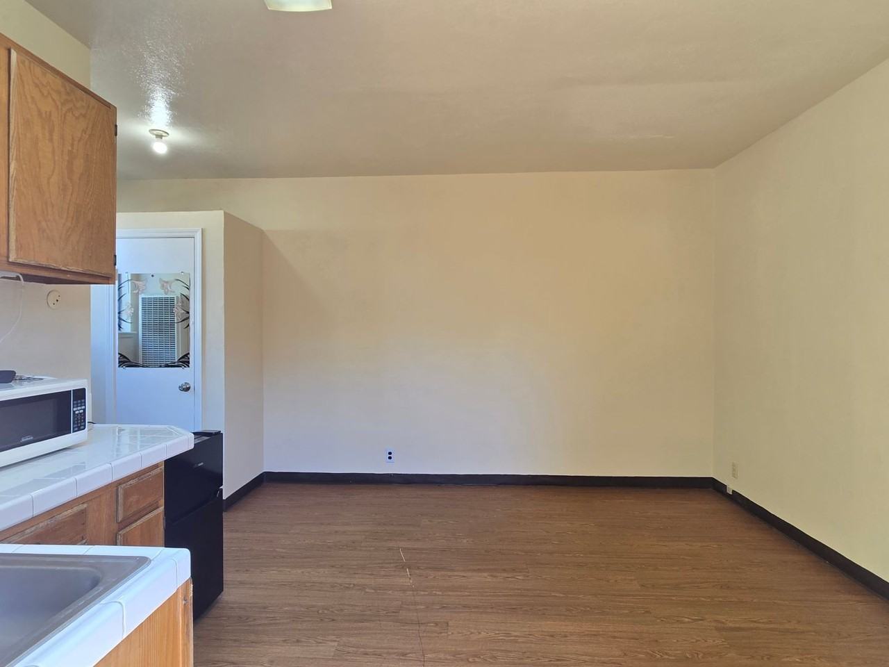 1264 Locust St - Photo 4 of 8