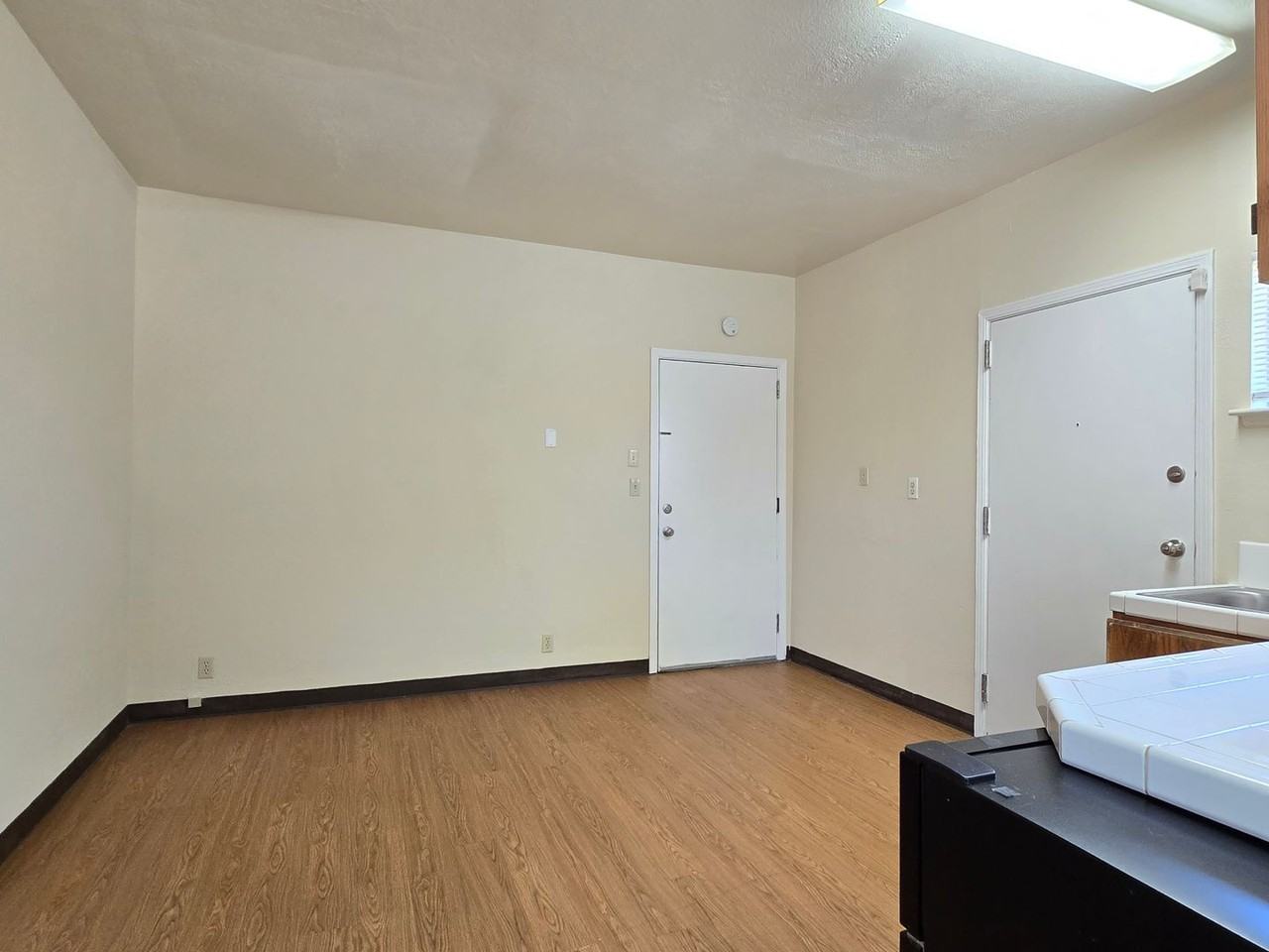 1264 Locust St - Photo 5 of 8