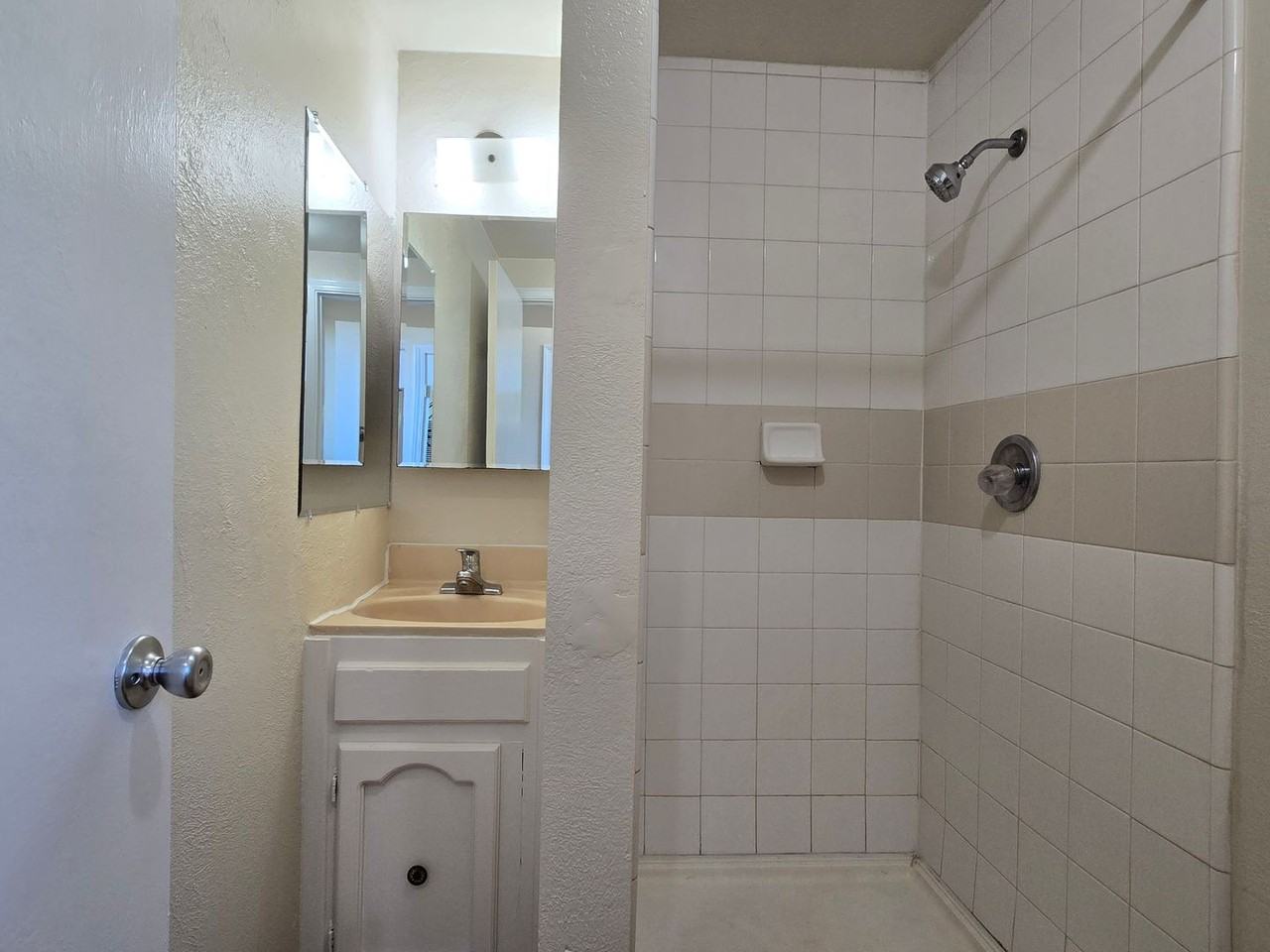 1264 Locust St - Photo 6 of 8