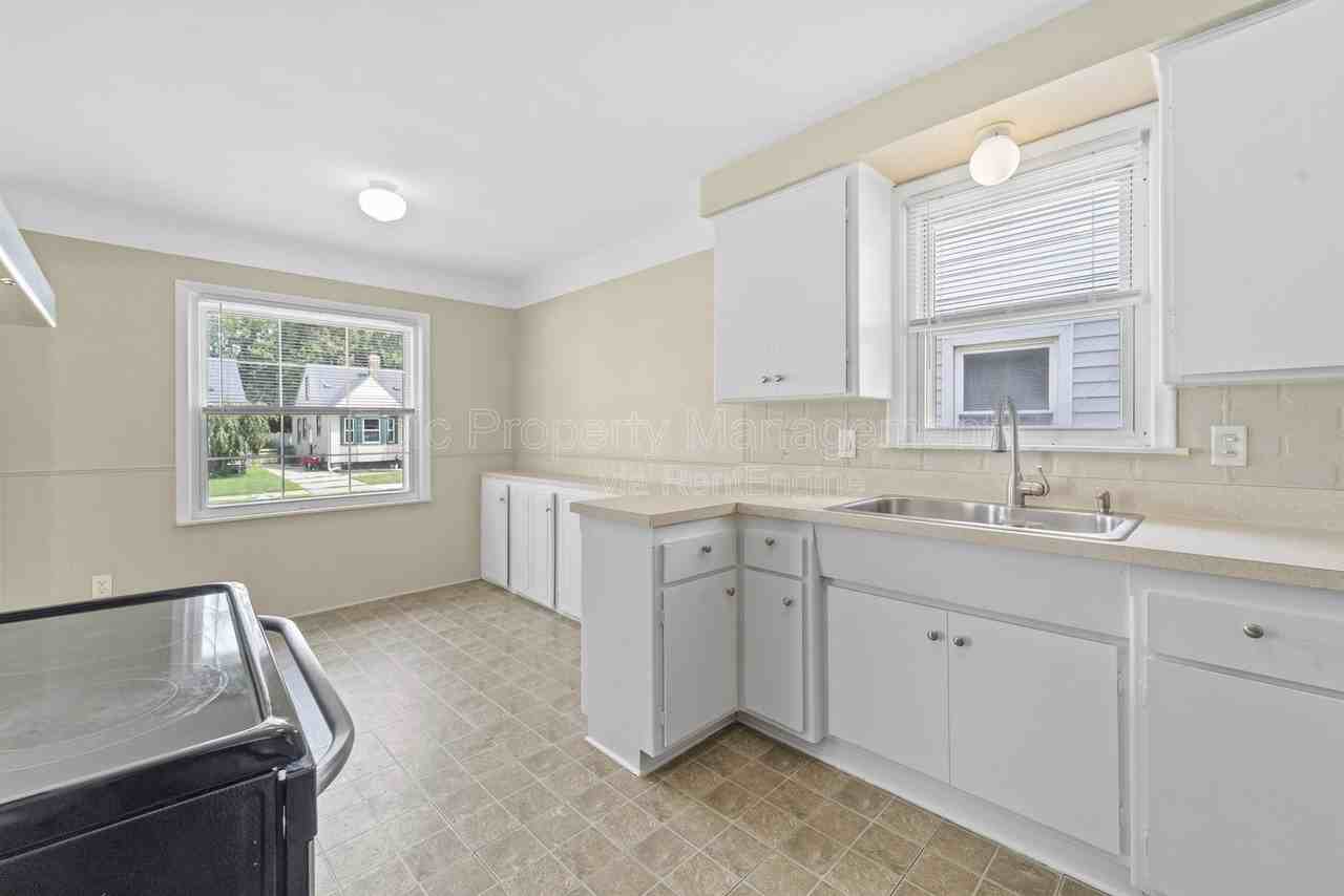 2121 Euclid St - Photo 3 of 14