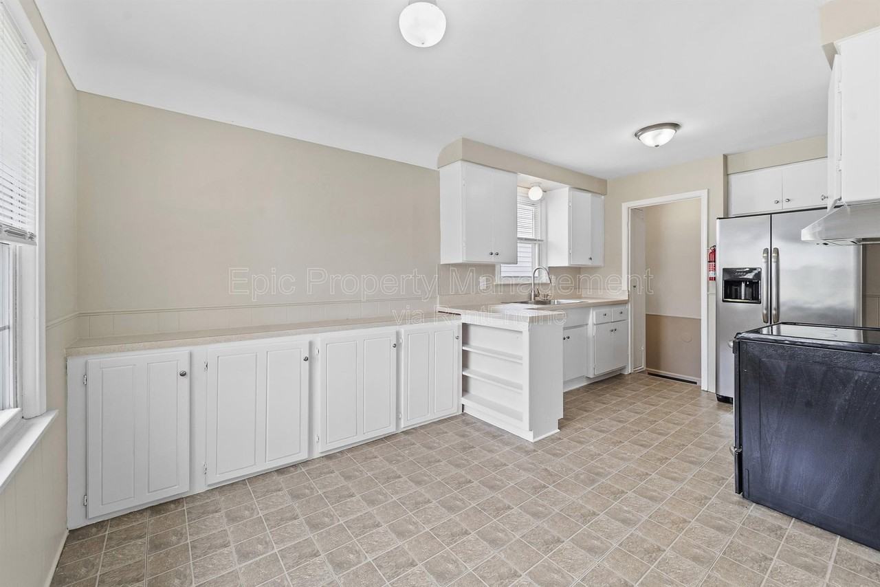 2121 Euclid St - Photo 4 of 14