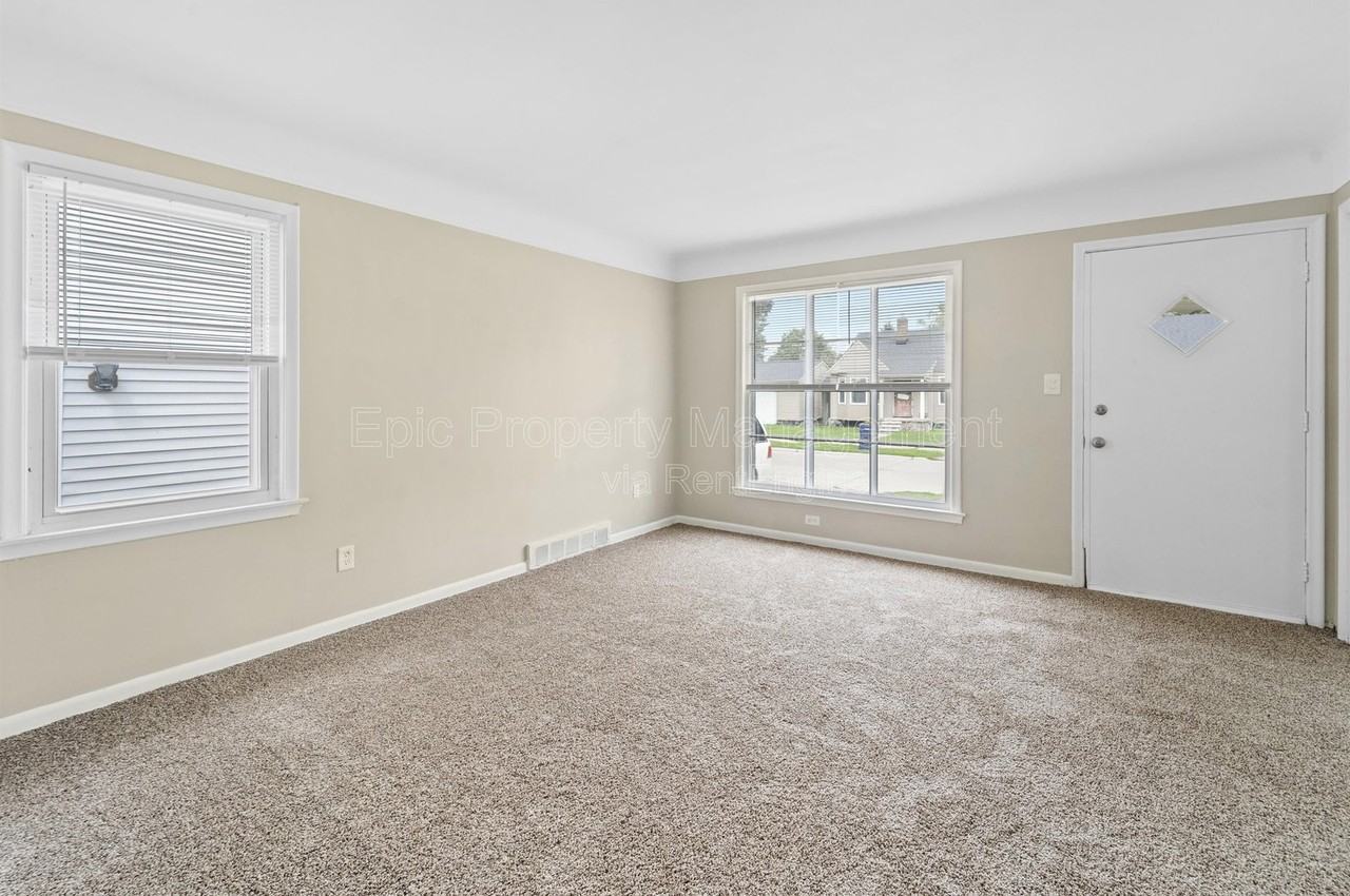 2121 Euclid St - Photo 7 of 14