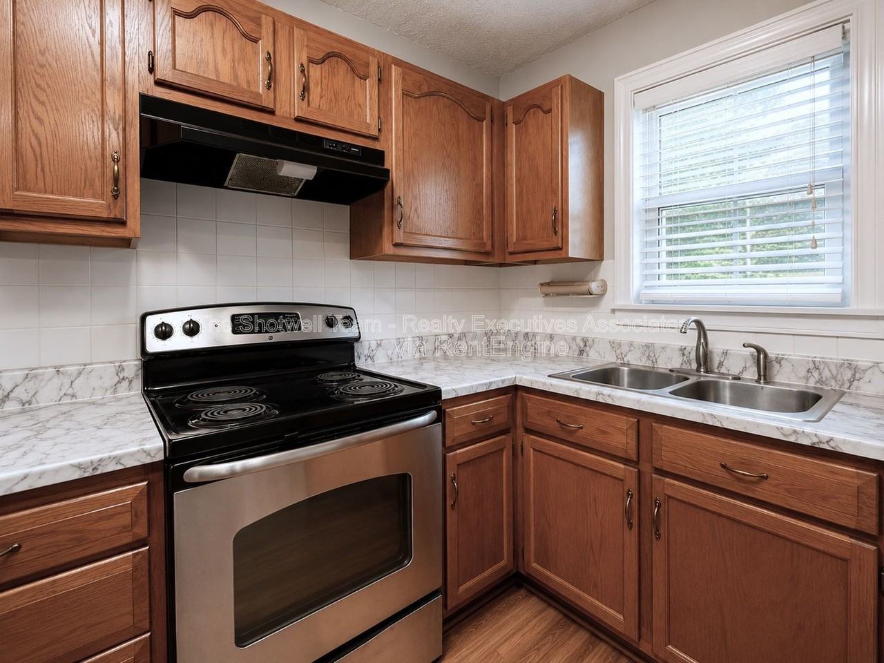 2540 Larkwood Ln - Photo 4 of 13