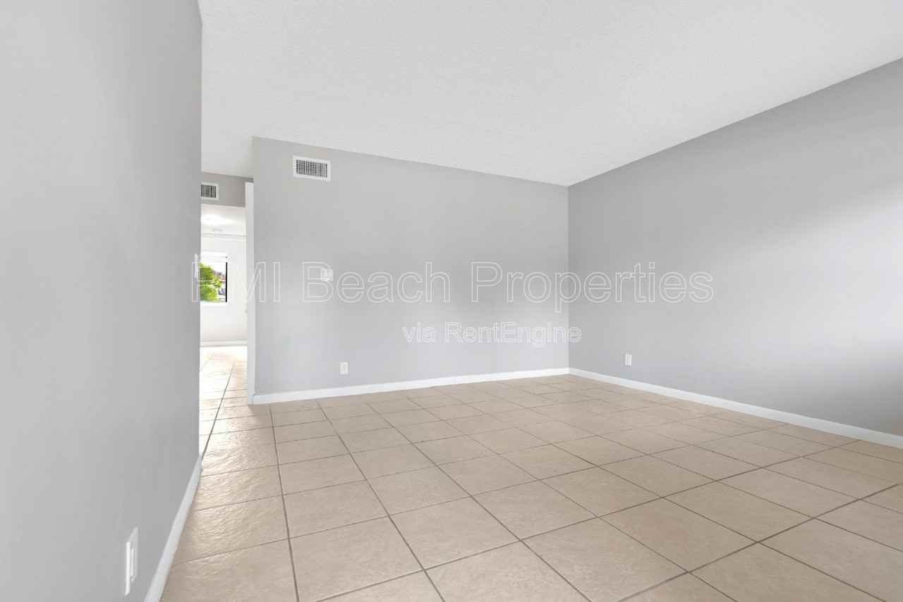 400 Nottingham Cir #D - Photo 2 of 11