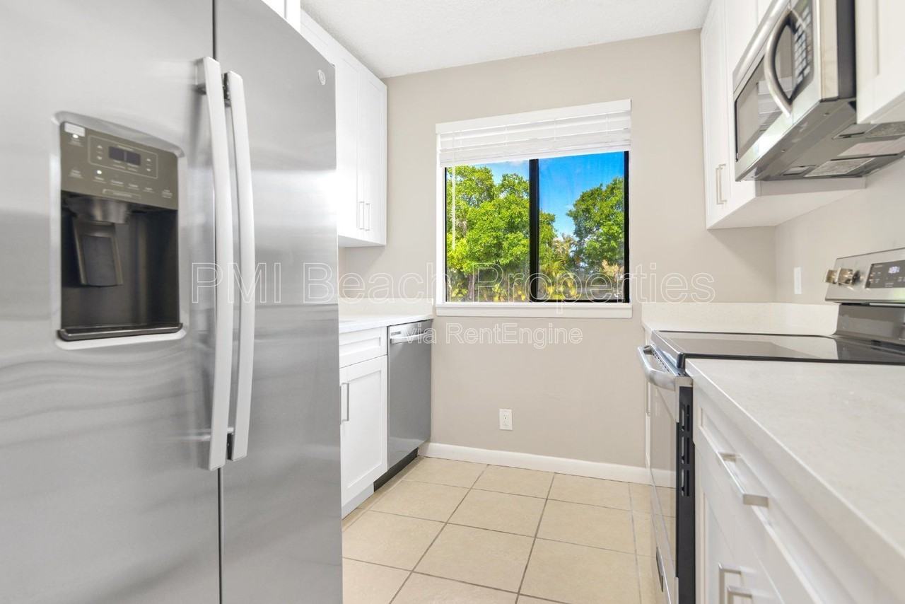 400 Nottingham Cir #D - Photo 3 of 11