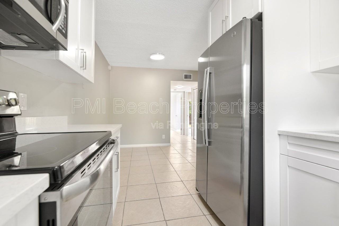 400 Nottingham Cir #D - Photo 4 of 11