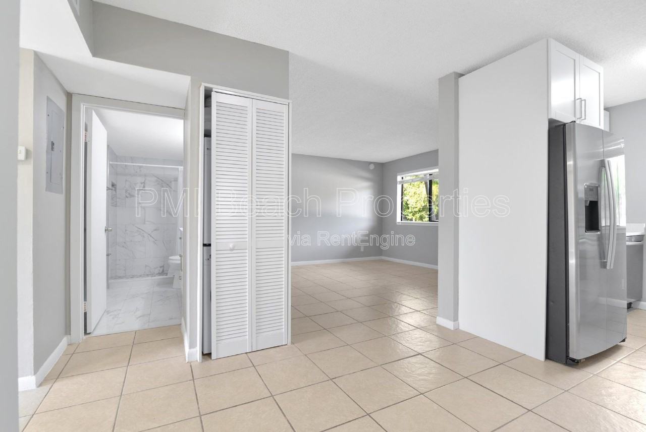 400 Nottingham Cir #D - Photo 5 of 11
