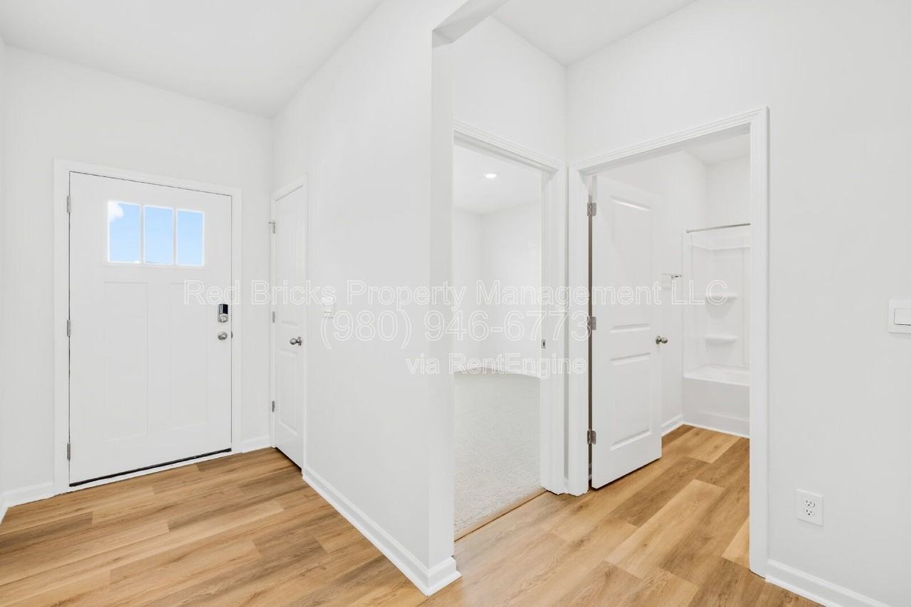 1312 Secrest Commons Dr - Photo 4 of 29