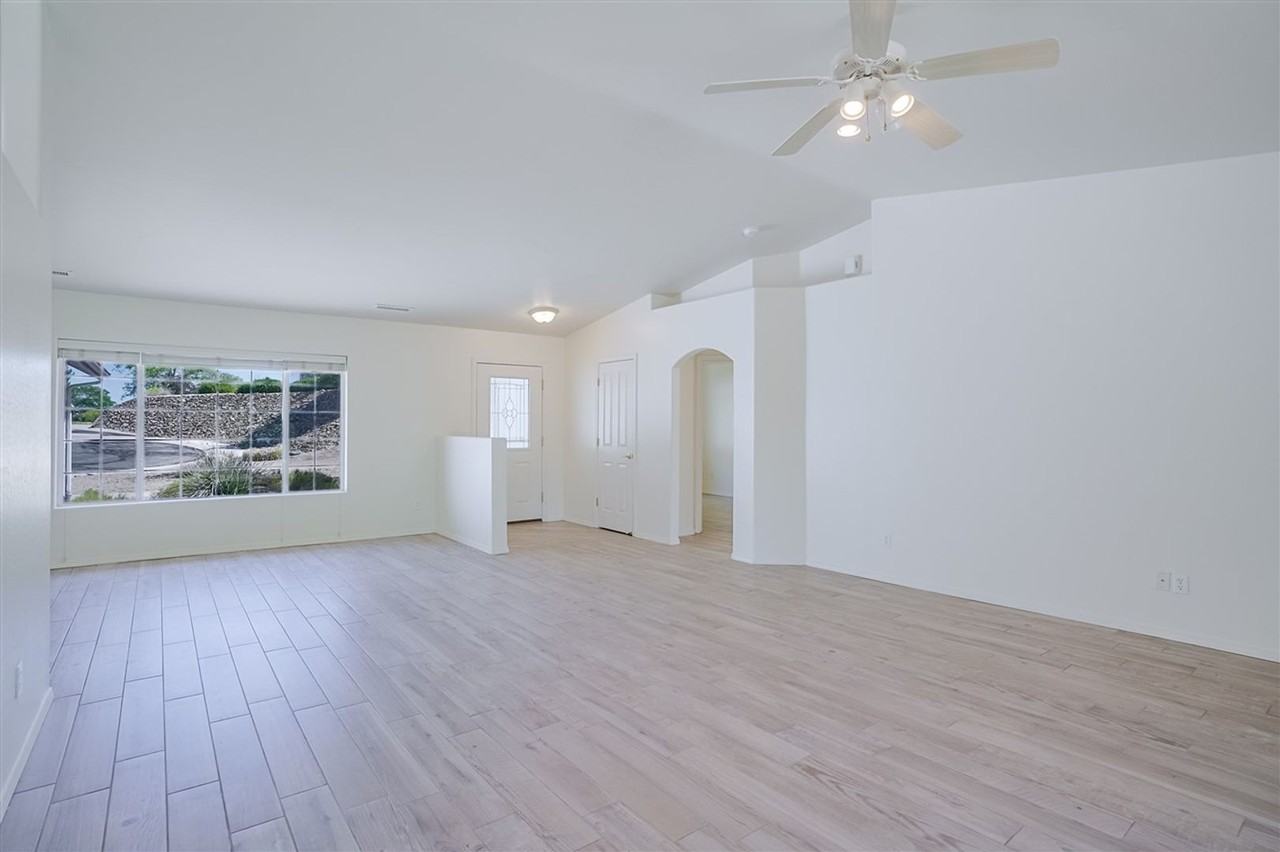 379 Badger Ct - Photo 5 of 48