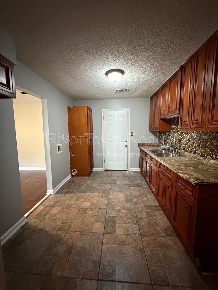 1375 Adelaide St - Photo 3 of 13