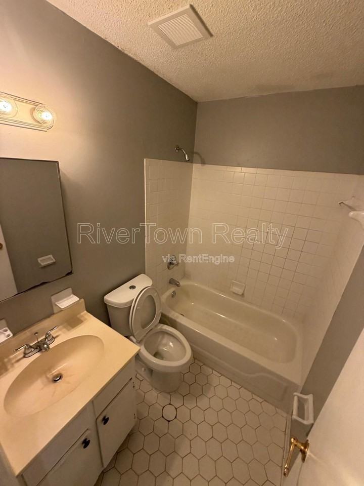 1375 Adelaide St - Photo 7 of 13