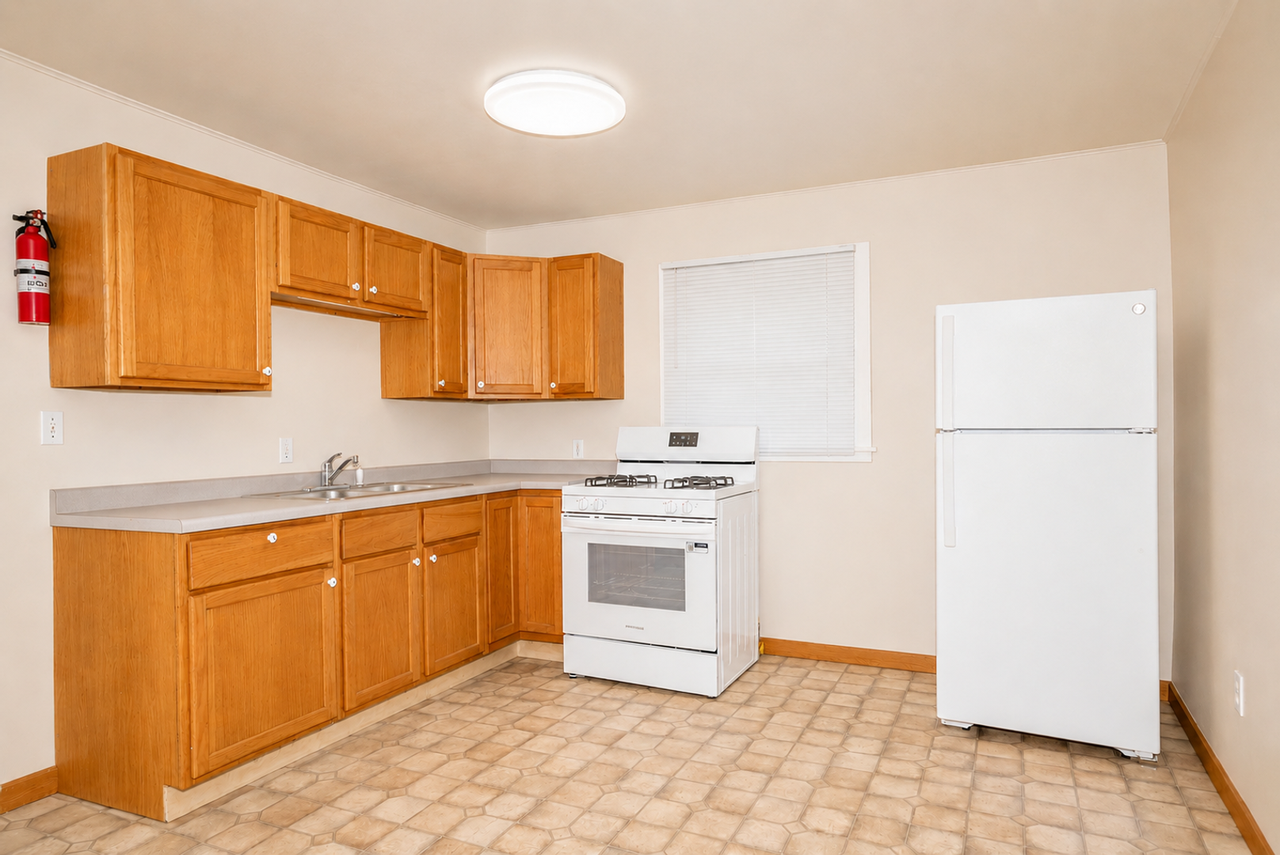 131 W Adams St - Photo 2 of 11