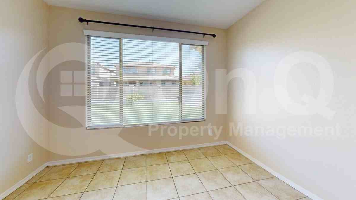 8943 W Marshall Ave - Photo 6 of 25