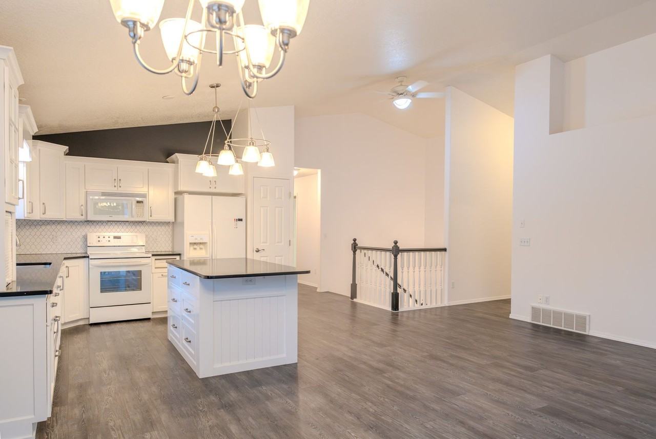 217 S Coho Rd - Photo 4 of 50