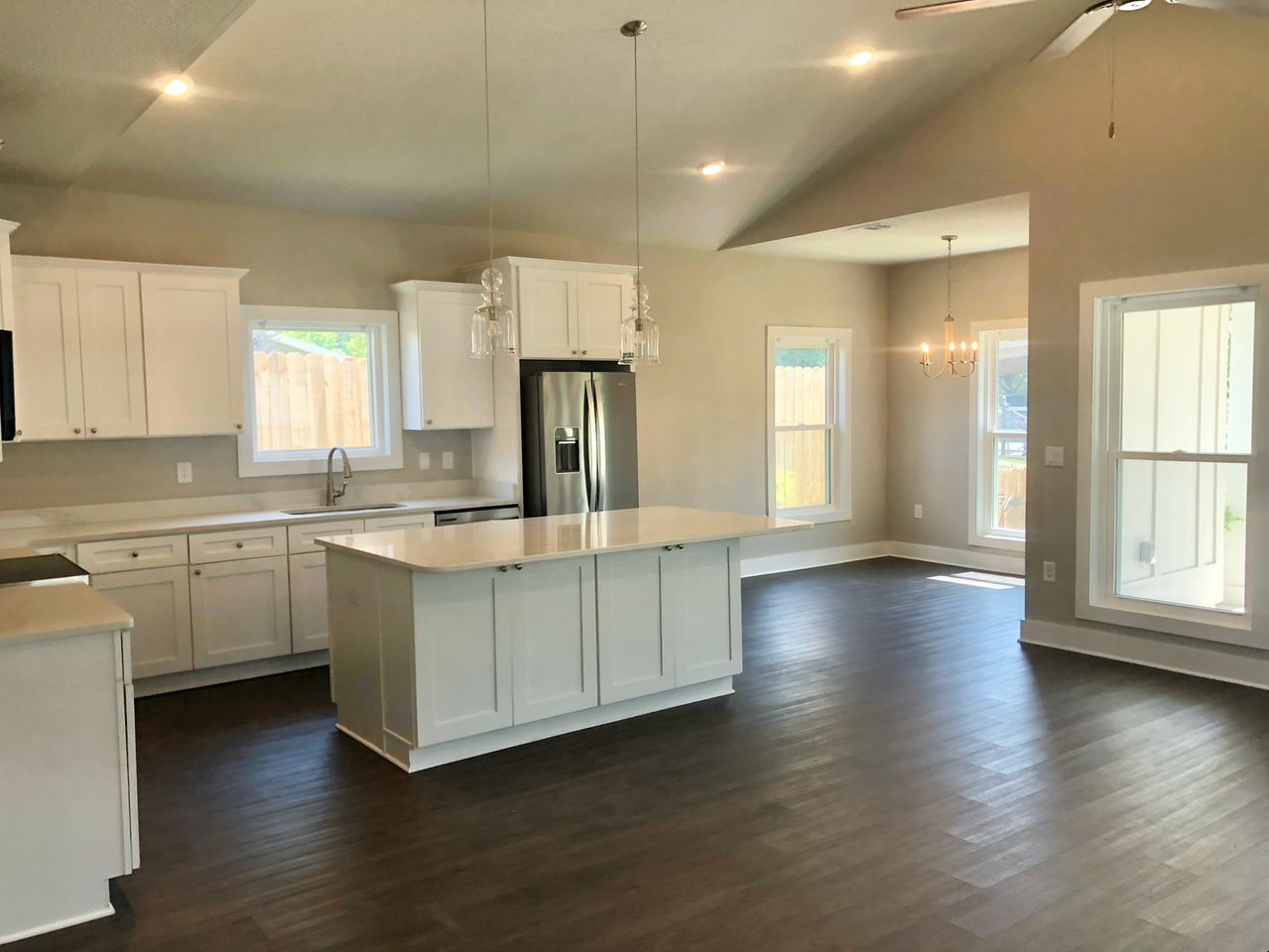 241 N H St - Photo 5 of 7