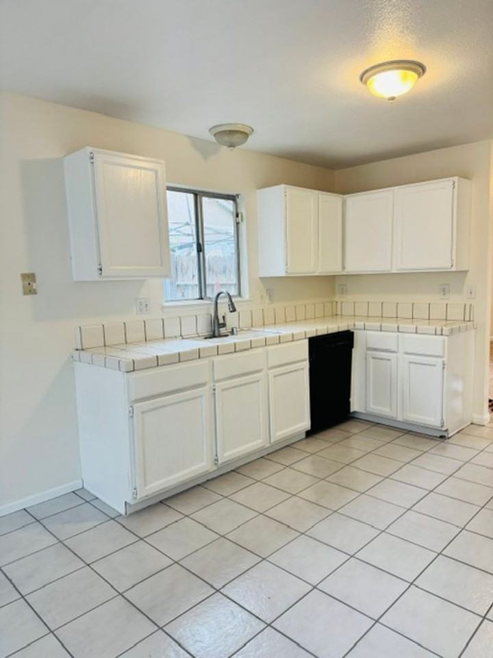 9004 Pine Ridge Way - Photo 4 of 20