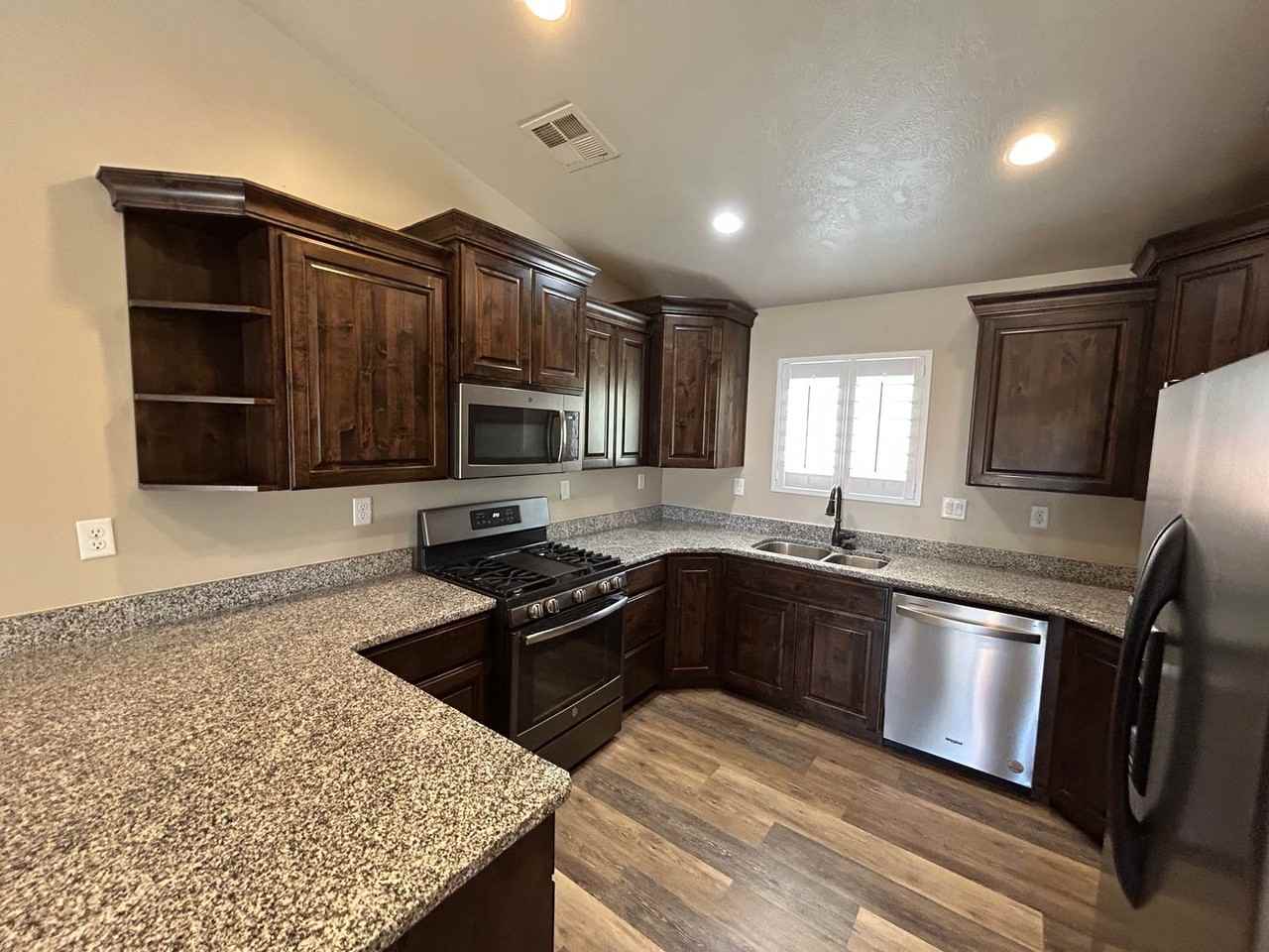 662 W 2500 S - Photo 4 of 32
