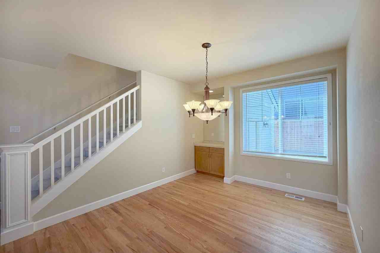 913 273rd Pl Se - Photo 7 of 36