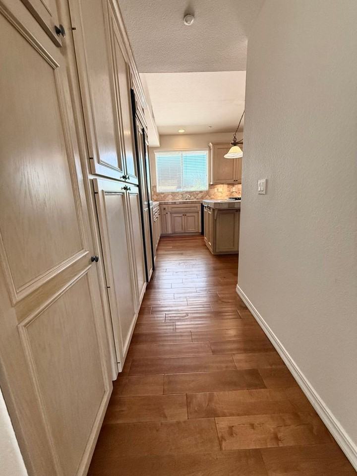 1090 Megan Ct - Photo 4 of 34
