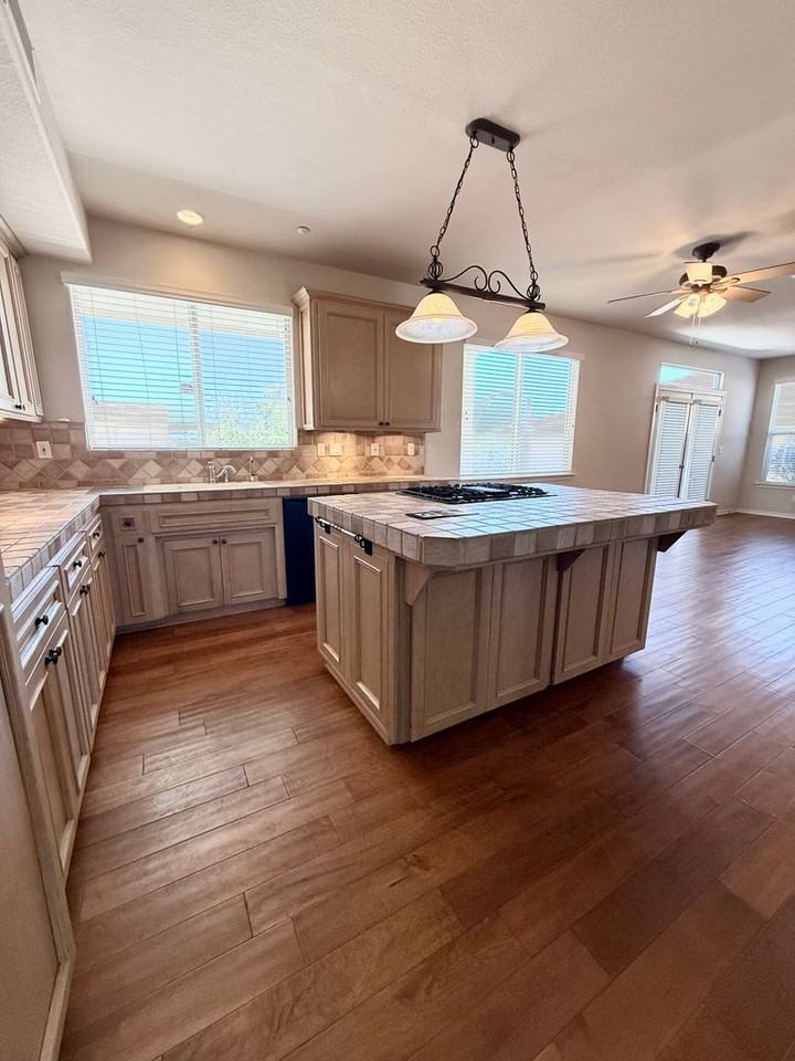 1090 Megan Ct - Photo 5 of 34