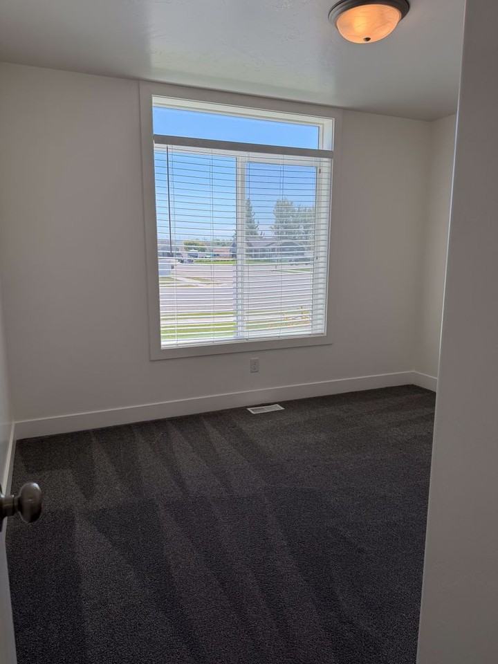 3395 Ventura Ave - Photo 7 of 11