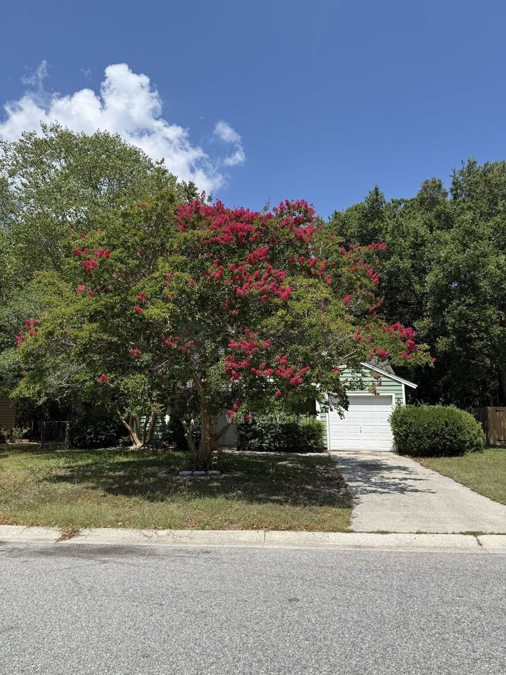 1047 Oakcrest Dr - Photo 2 of 28