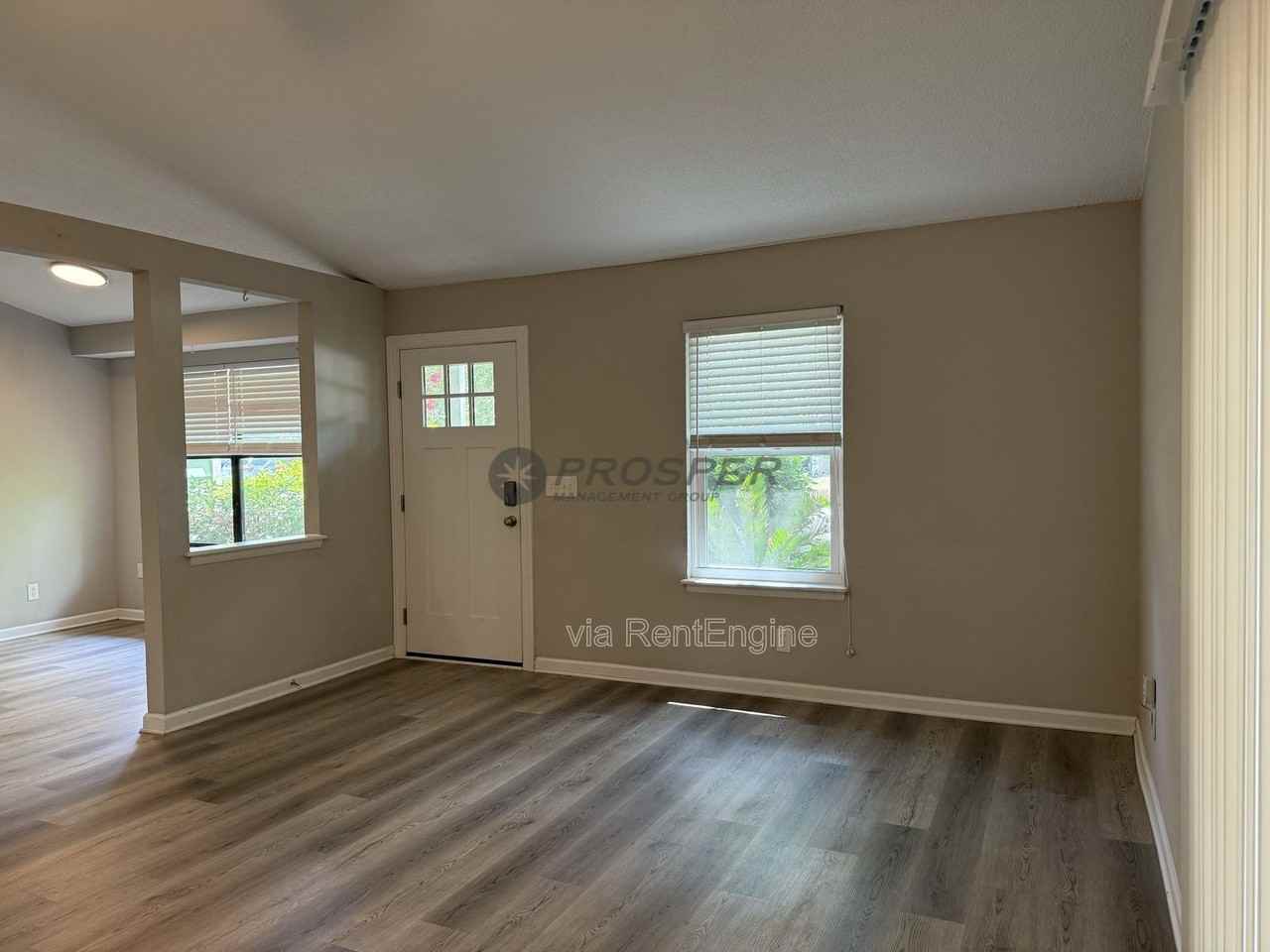 1047 Oakcrest Dr - Photo 5 of 28