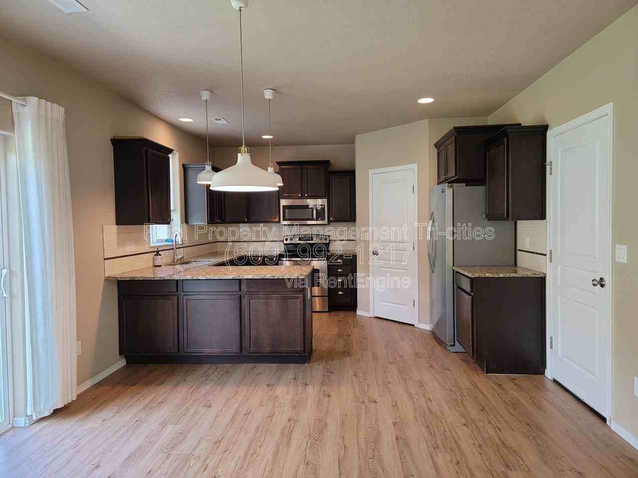 533 Jordan Ln - Photo 4 of 17